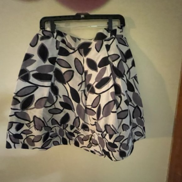 Leaf Motif BCBG skirt - Picture 1 of 3